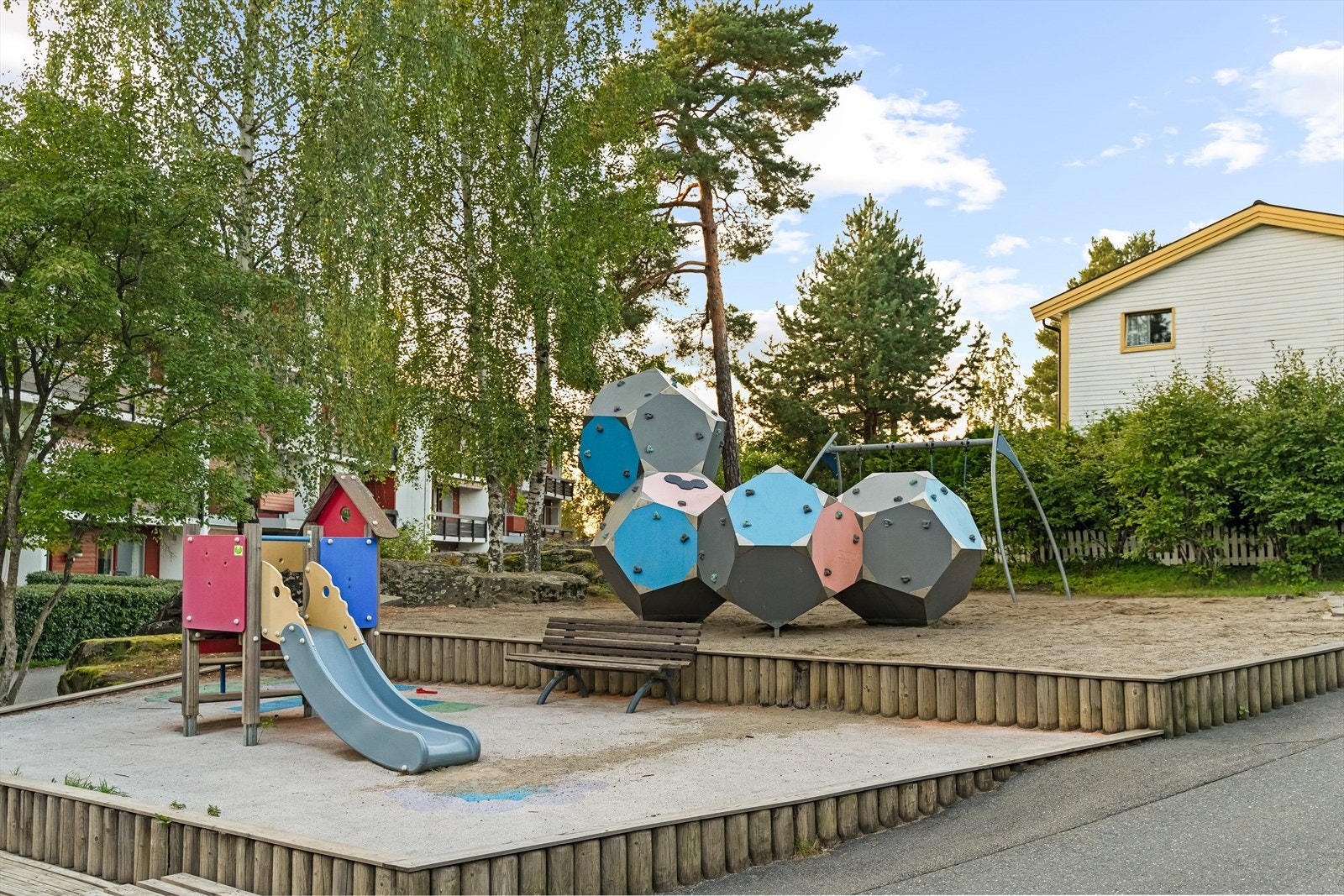 Det er flere lekeplasser på borettslagets tomt. Galleribilde