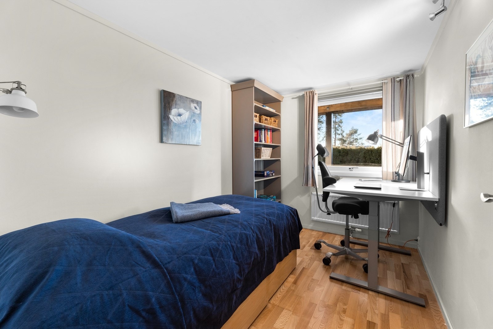 Vinduer slipper inn godt med dagslys og gir fin belysning. Det er plass til øvrig møblement for kontor eller oppbevaring etter eget ønske. Galleribilde