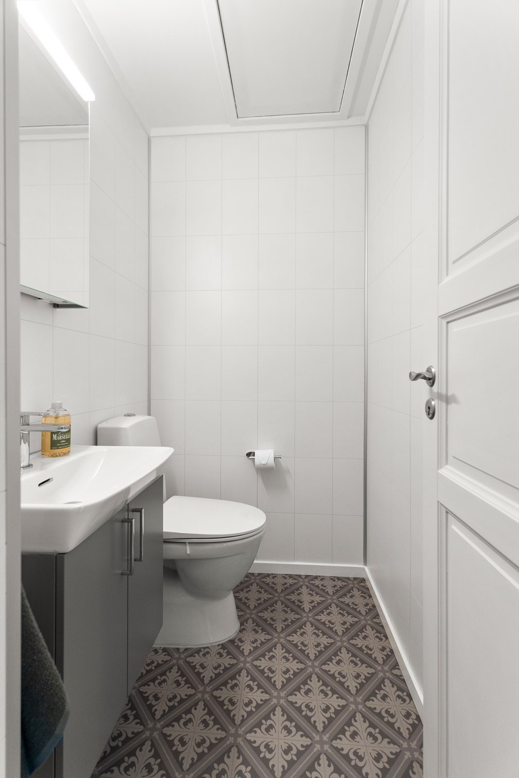 Med direkte adkomst fra gangen er det et toalettrom og praktisk vaskerom. Godt med lagring på loftet. Galleribilde