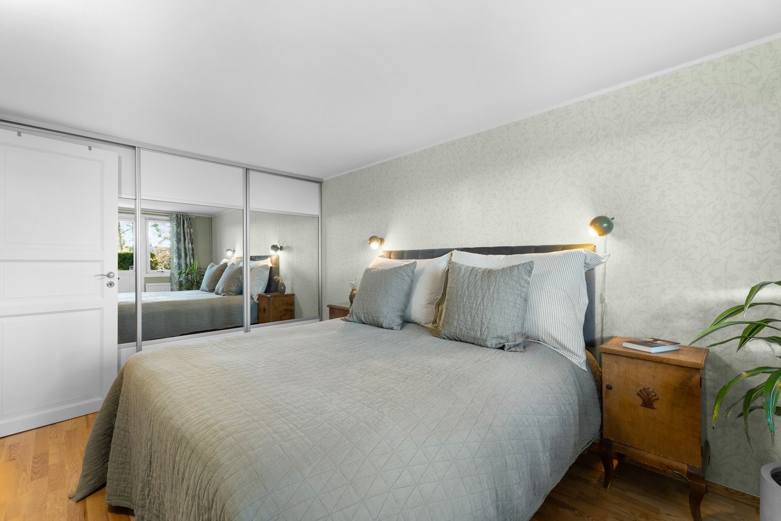 Stort garderobeskap følger med salget. Galleribilde