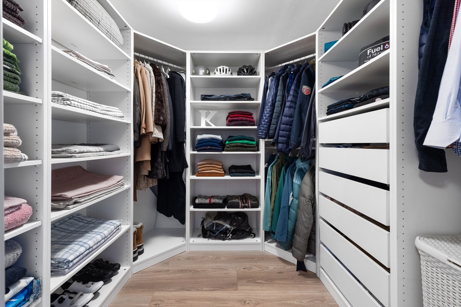 Praktisk bod/walk-in-closet. Galleribilde