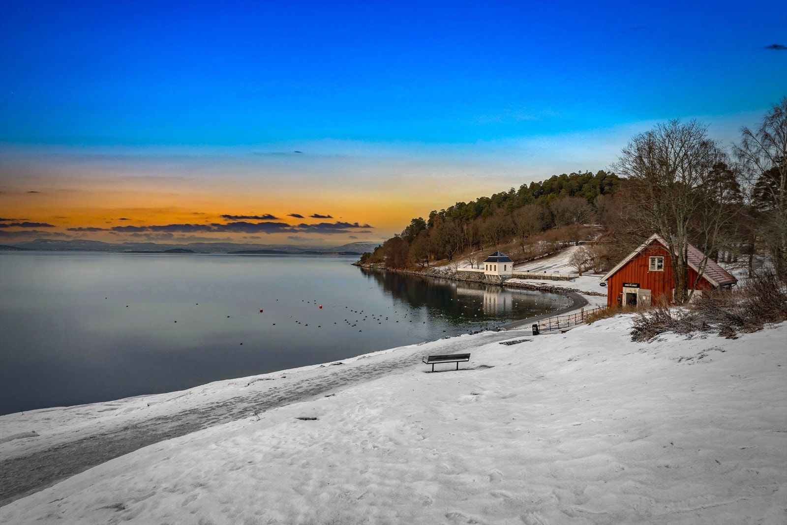 Nede på stranden i Hvervenbukta ligger Anne på landet. Nå kan du også booke badstu på stranda. Galleribilde