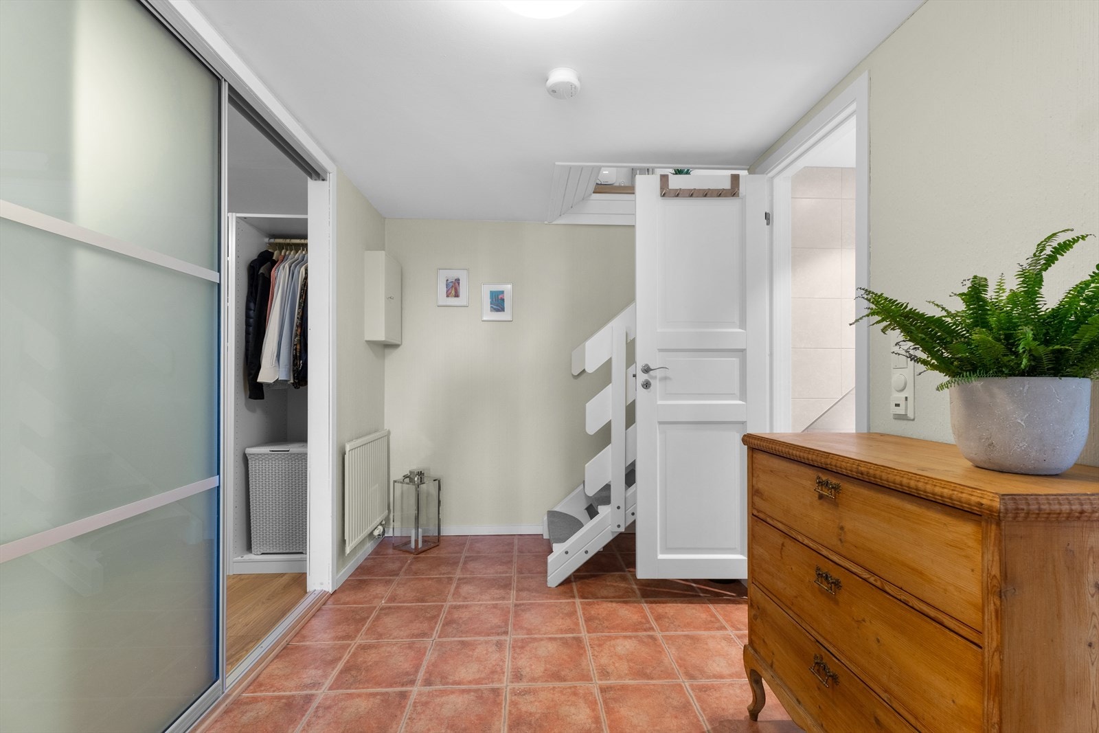 Ned trappen kommer vi i boligens underetasje. Her finner man 3 gode soverom, bad med badekar og praktisk walk-in-closet. Galleribilde