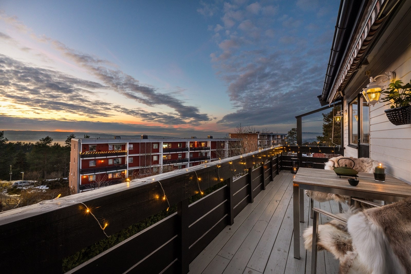 Balkong på 12kvm med utsikt over Bunnefjorden, Nesodden, Kolsås og Holmenkollen. Galleribilde