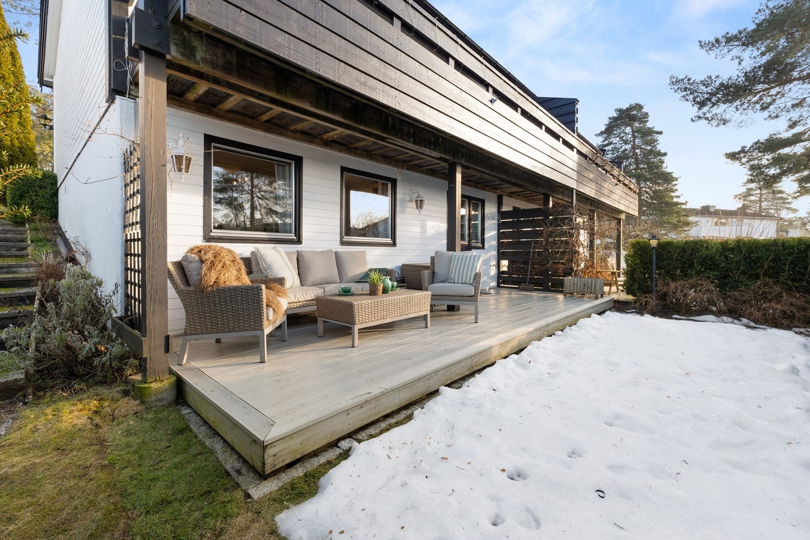 Hovedsoverommet har i tillegg utgang til en platting på ca. 18 m² og videre ut til hagen. Galleribilde