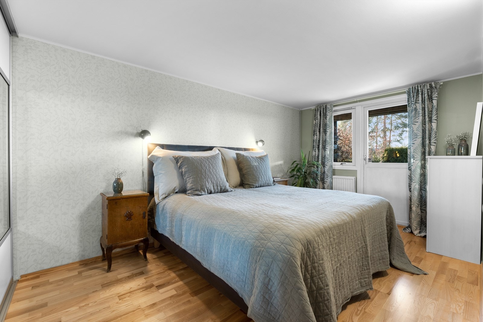 Boligen byr på et romslig og pent hovedsoverom med god plass til dobbeltseng med tilhørende nattbord. Galleribilde