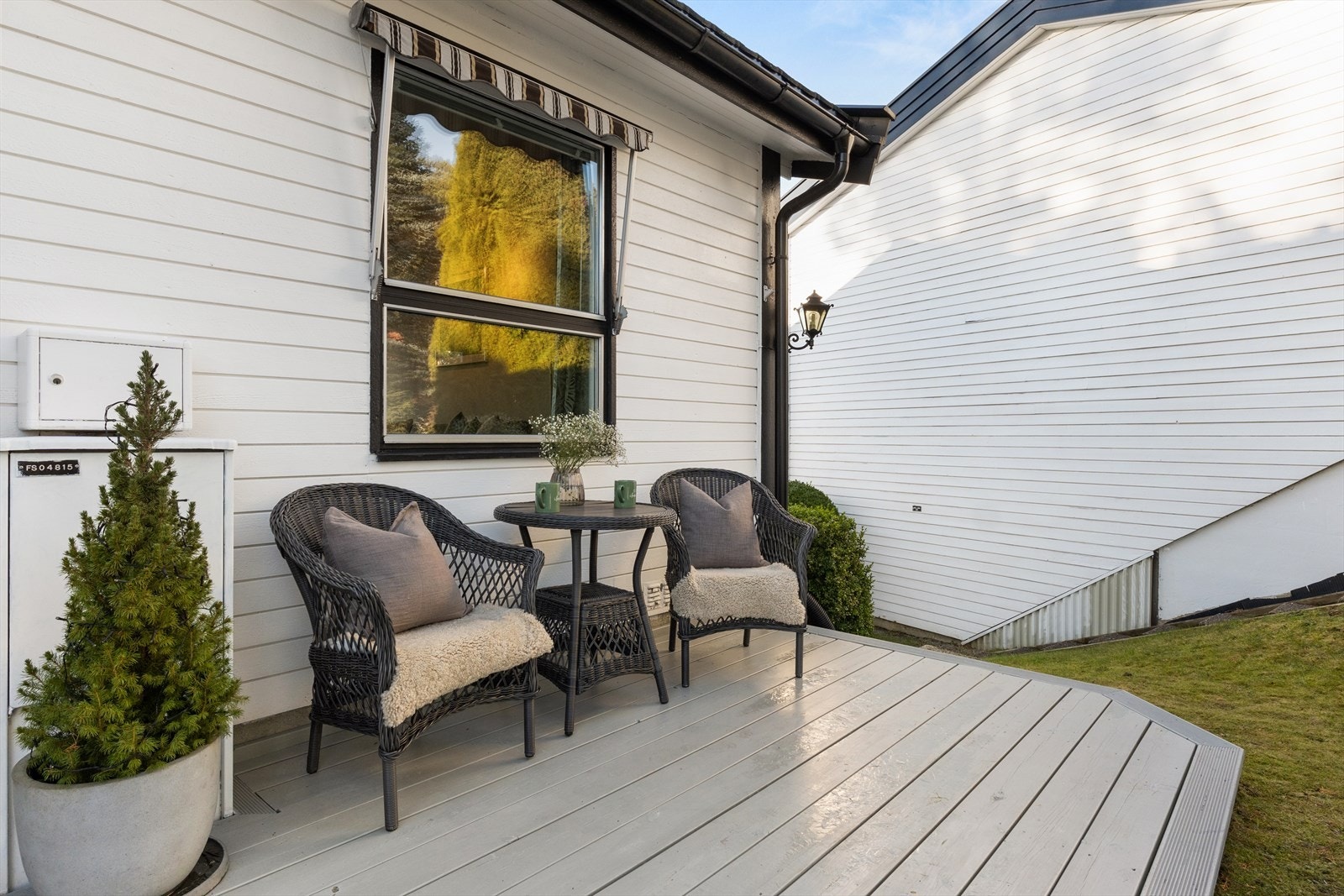 Ved inngangspartiet møtes du av en hyggelig uteplass hvor morgenkaffen kan nytes i rolige omgivelser. Galleribilde