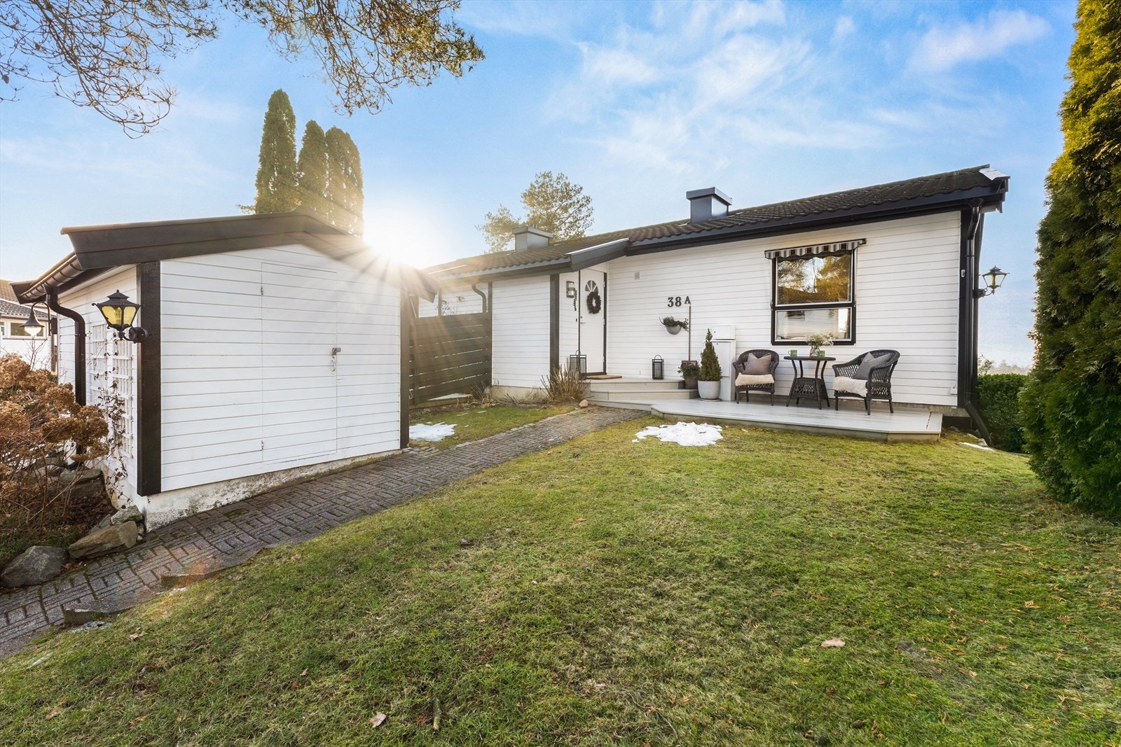 Innholdsrik bolig over to plan, beliggende i et meget barnevennlig og populært borettslag med kort avstand til "alt" en familie trenger i en travel hverdag. Galleribilde