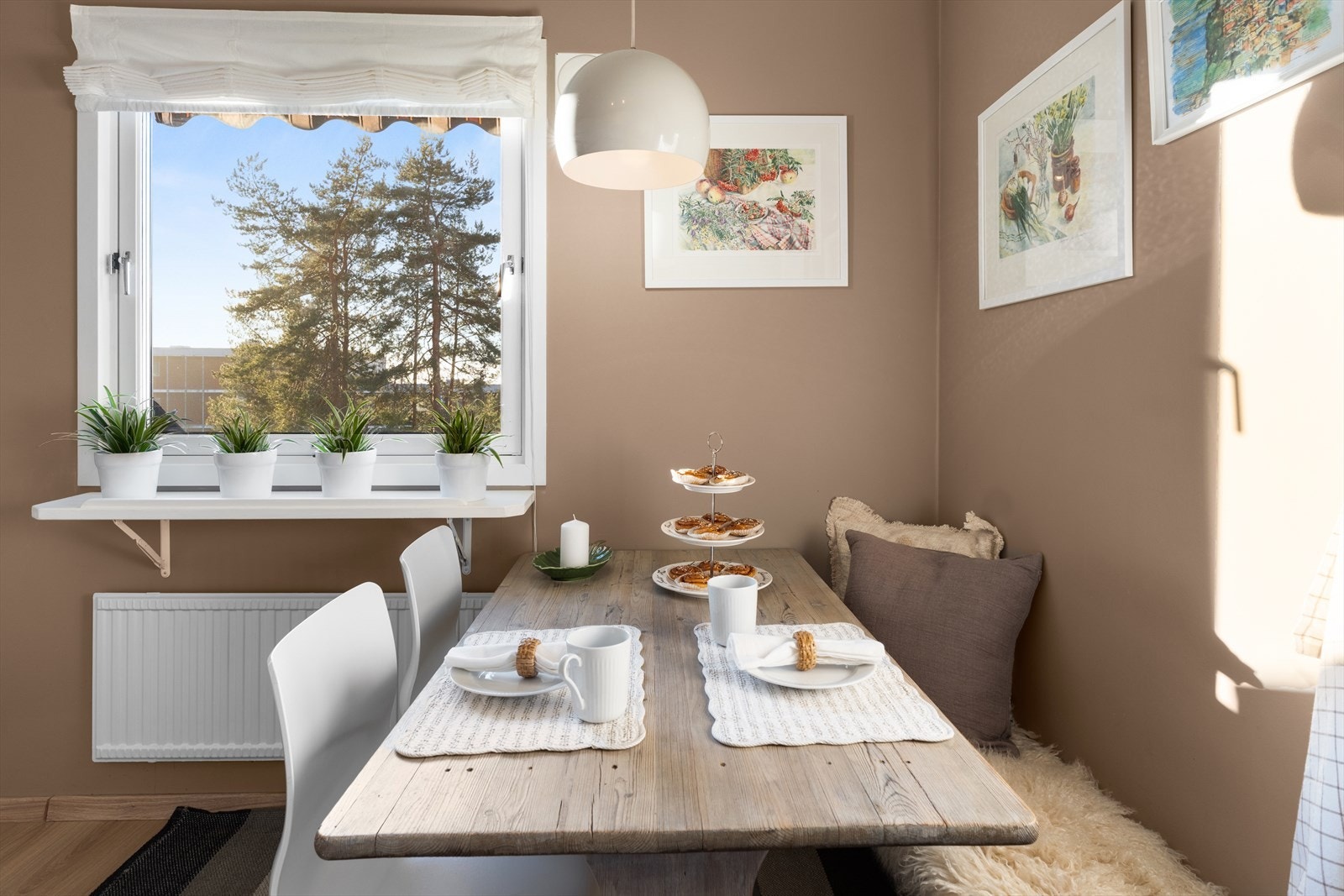 Her er det også plass til et hyggelig frokostbord ved vinduet. Galleribilde