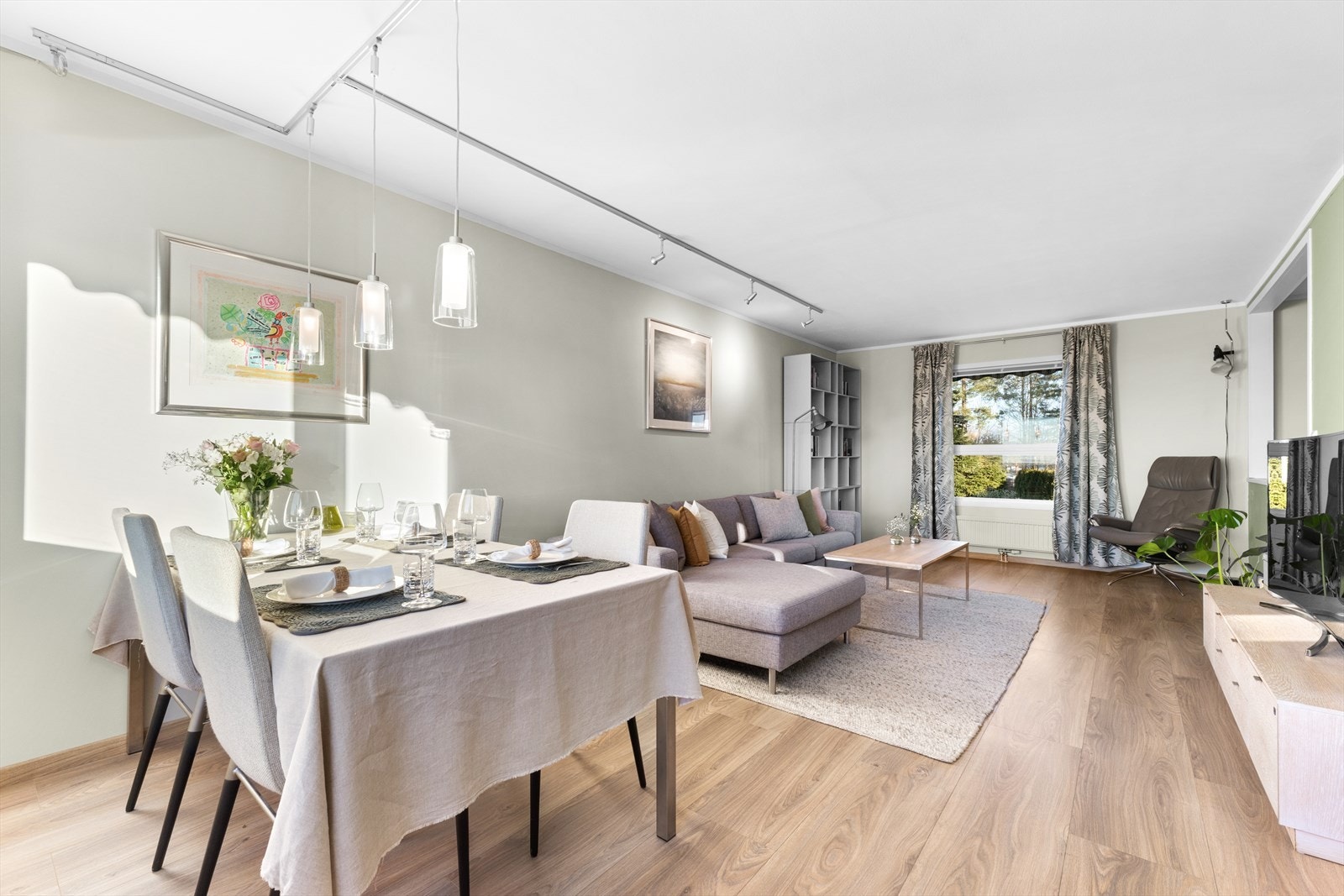 Stuen har god plass til en hyggelig sofagruppe og ønsket medie-/oppbevaringsmøblement. Galleribilde