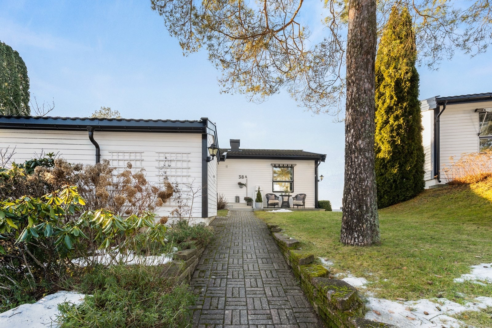 Fra boligen er det gangavstand til blant annet flotte turområder, matbutikk, kjøpesenter, skole og barnehager. Galleribilde