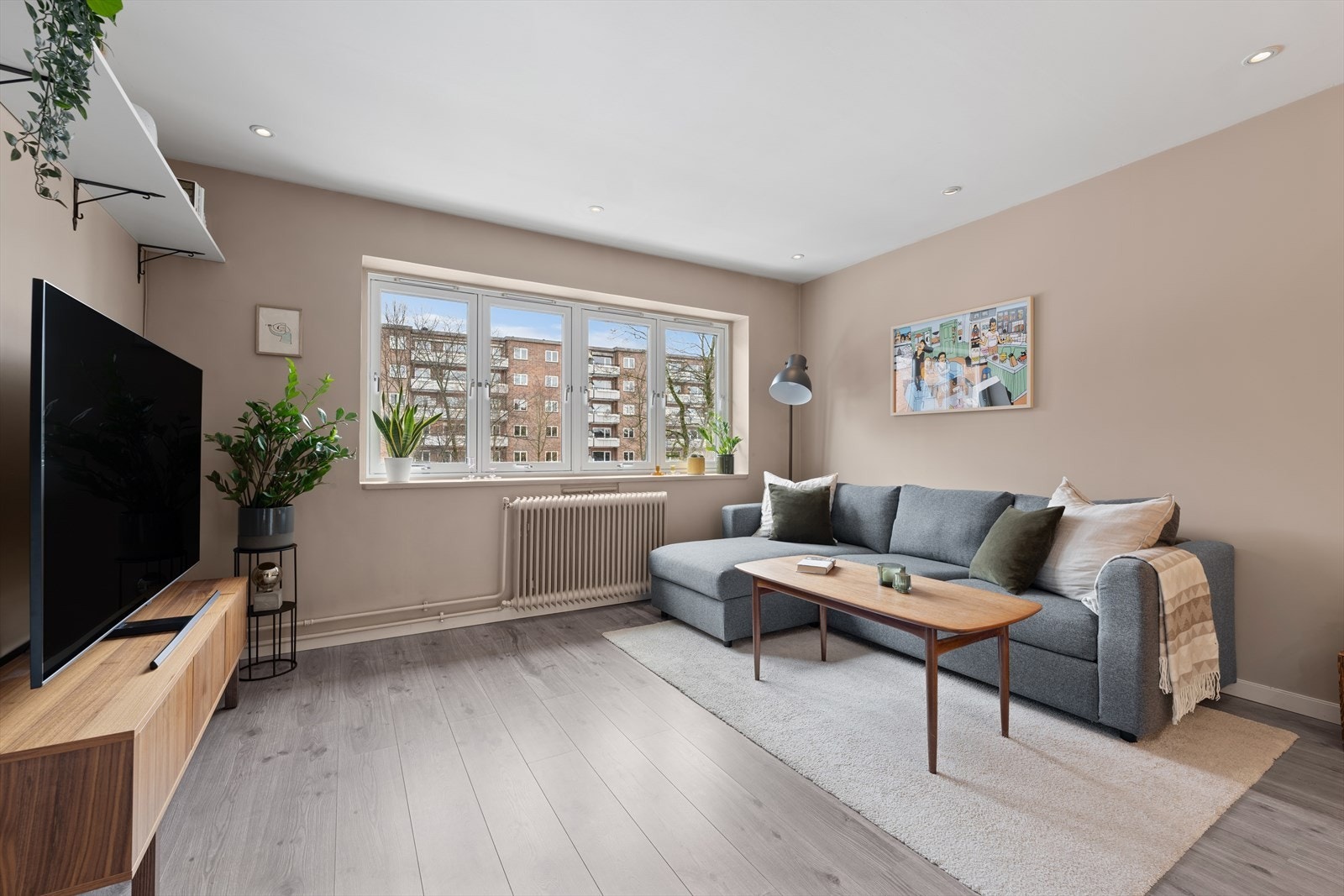 Stuen har 2,5 m takhøyde og store vindusflater som slipper inn rikelig med naturlig dagslys. I 2025 ble vinduene i stuen sparklet og nymalt. Galleribilde