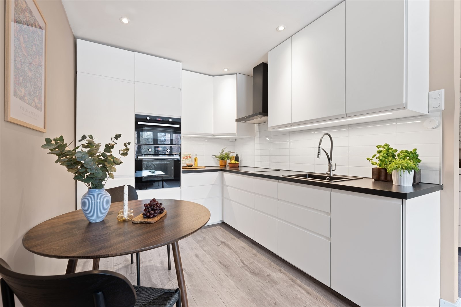 Kjøkkenet har en moderne innredning fra IKEA med lyse fronter og god skap- og benkeplass. Galleribilde