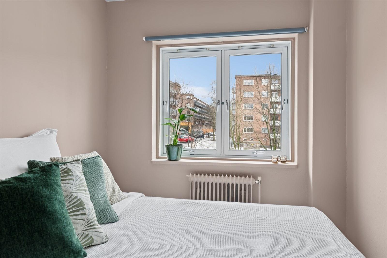 Leiligheten vender fullt og helt mot en stille, enveiskjørt gate med minimal gjennomgangstrafikk. Galleribilde