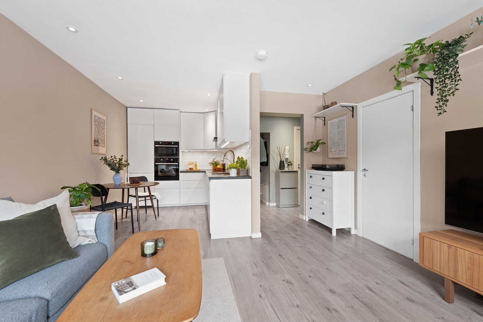 I 2021 ble stueveggene malt i en varm og behagelig fargetone. Galleribilde