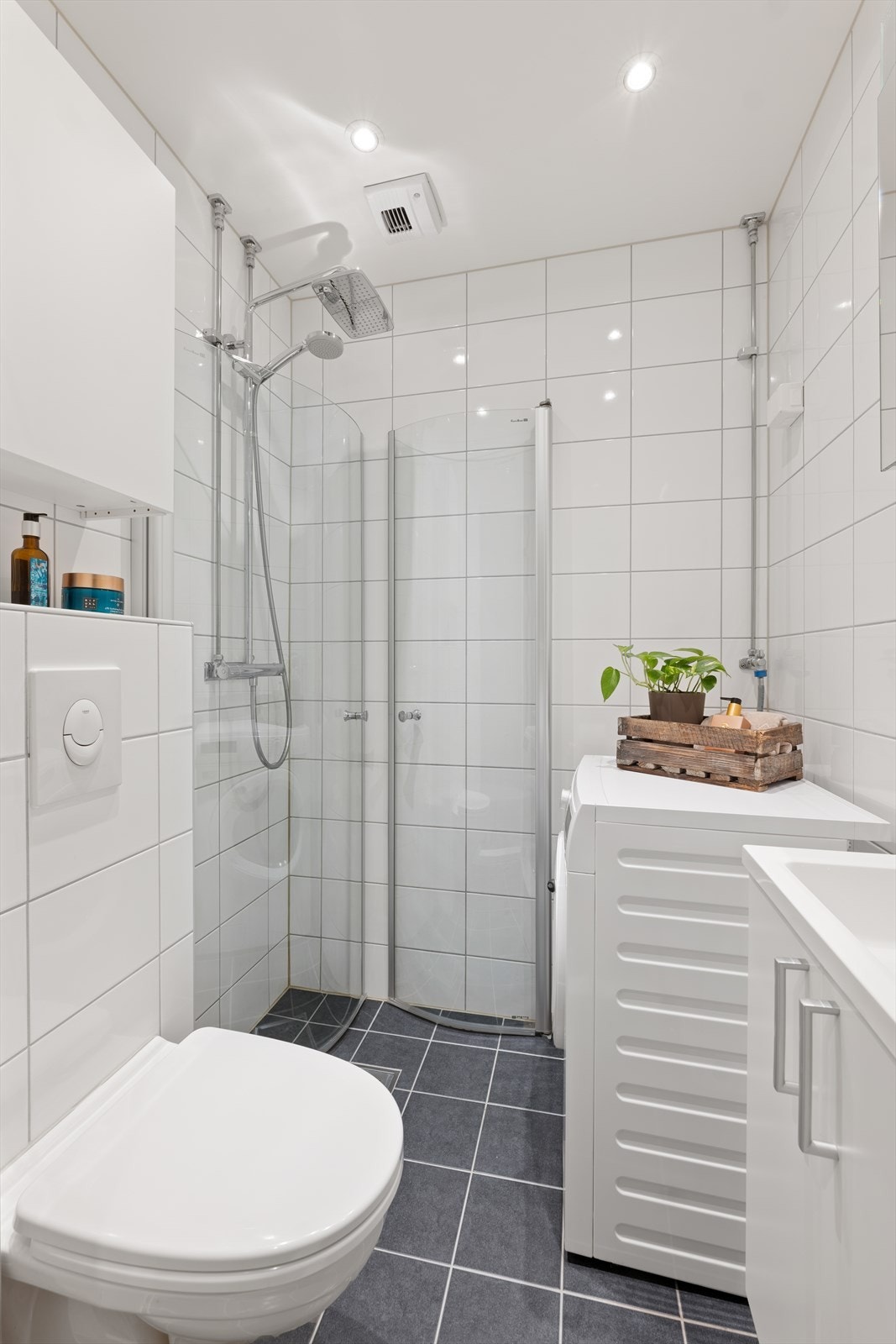 Det er innredet med vegghengt toalett, servantskap med speilskap, samt et ekstra skap over toalettet for optimal oppbevaring. Dusjdørene kan svinges inn for å gi bedre plass i rommet, og det er opplegg for vaskemaskin. Galleribilde