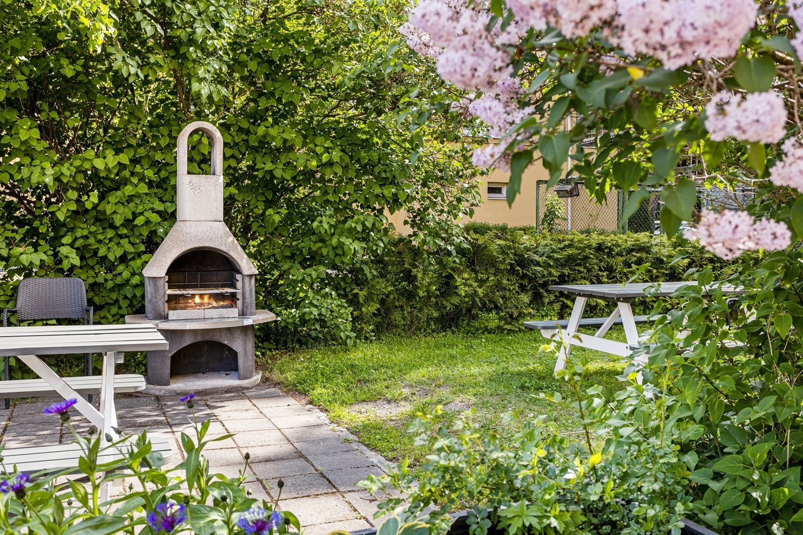 Borettslaget har en vakker bakgård, ideell for sommerdager, med fellesgrill og hyggelige sittegrupper for beboerne. Galleribilde