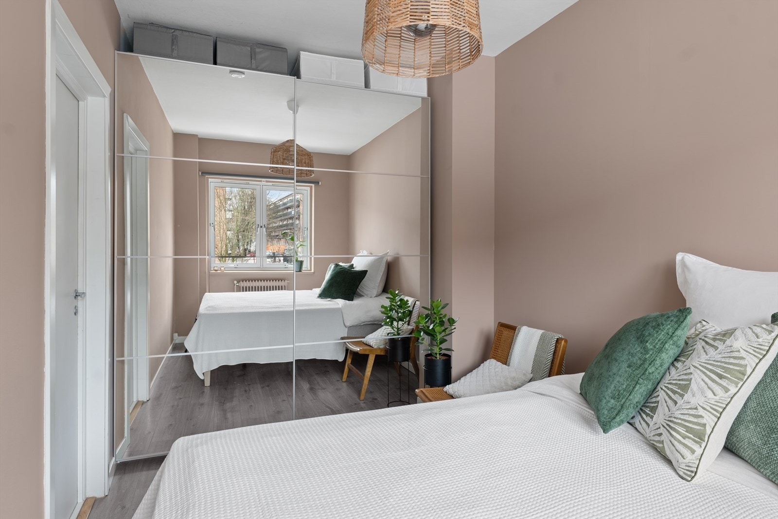 I januar 2025 ble veggene malt i en varm og behagelig fargetone. Vinduene ble også sparklet og nymalt. Galleribilde