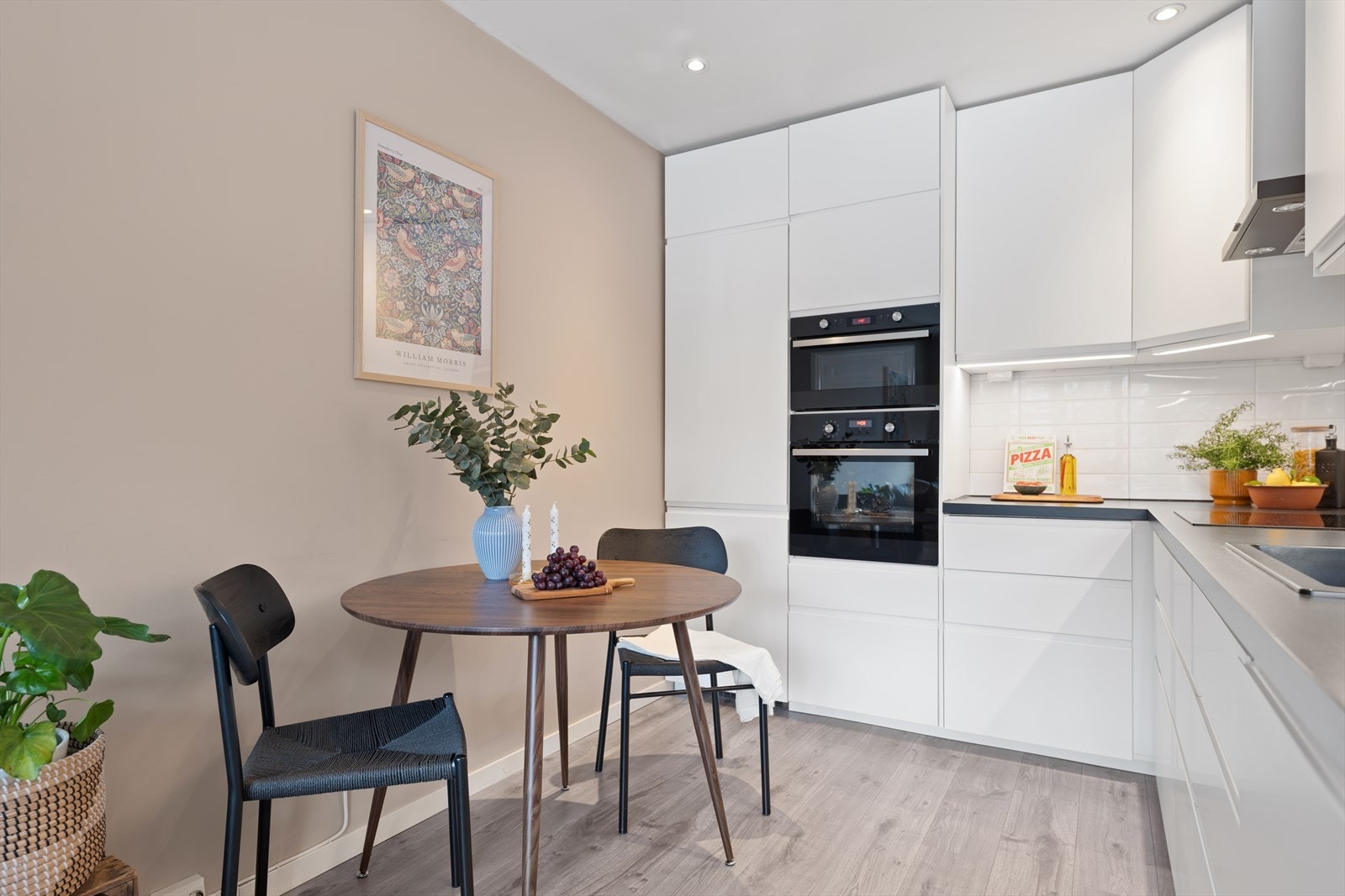 Mellom kjøkkenet og stuen er det plass til et spisebord - perfekt for hyggelige middager og sosiale sammenkomster. Galleribilde