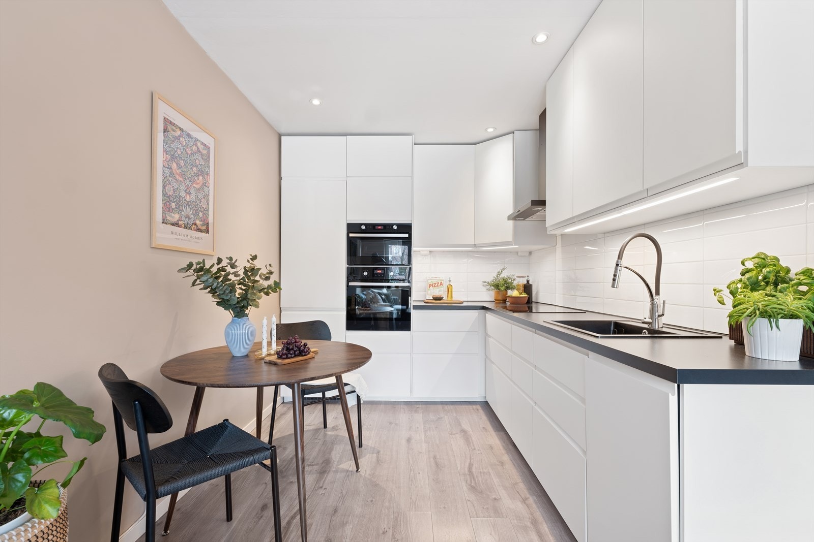 Kjøkkenet ligger i en åpen, men godt definert nisje mot stuen. Galleribilde