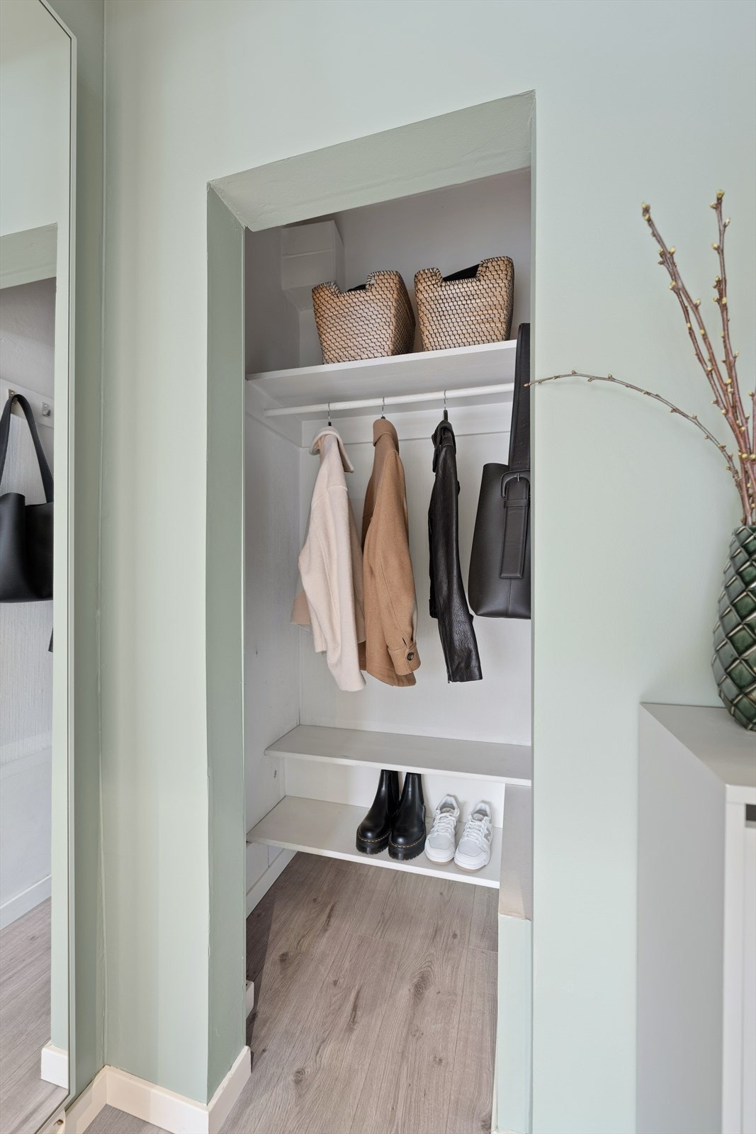 ...og en nisje med oppbevaring for yttertøy og sko. Galleribilde