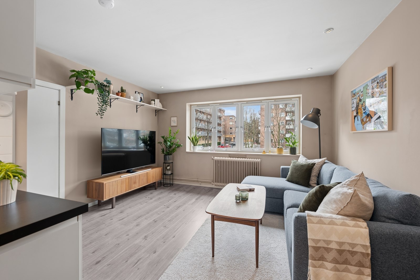 Den åpne løsningen gjør rommet lett å innrede, med god plass til spisebord, sofagruppe, TV og stuebord. Galleribilde