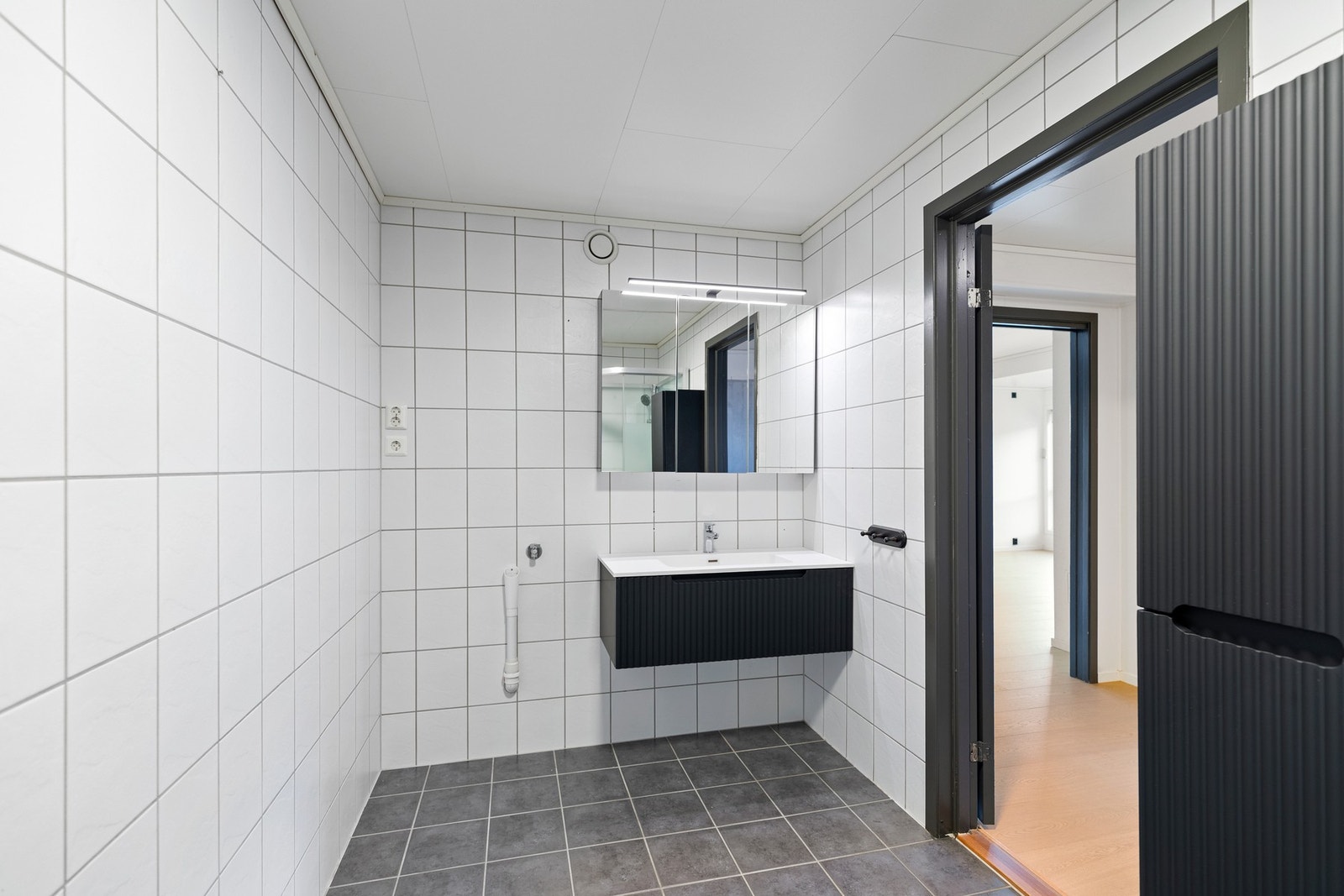 Det er montert wc, opplegg for vaskemaskin, samt dusjkabinett, baderomsinnredning og høyskap fra 2024. Galleribilde