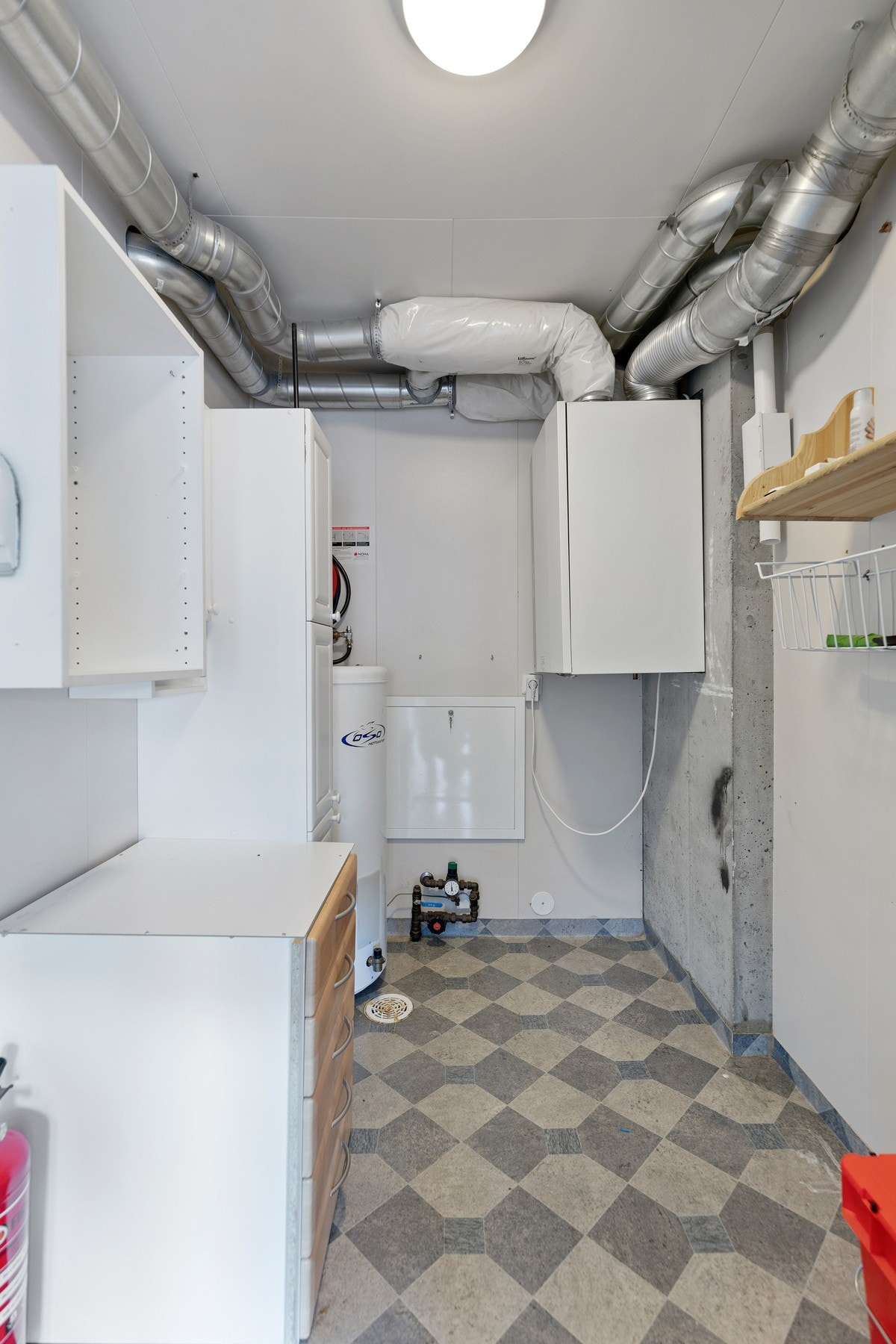 Innvendig bod/teknisk rom med skap for balansert ventilasjon, rør-i-rør, vvbereder og diverse innredning Galleribilde
