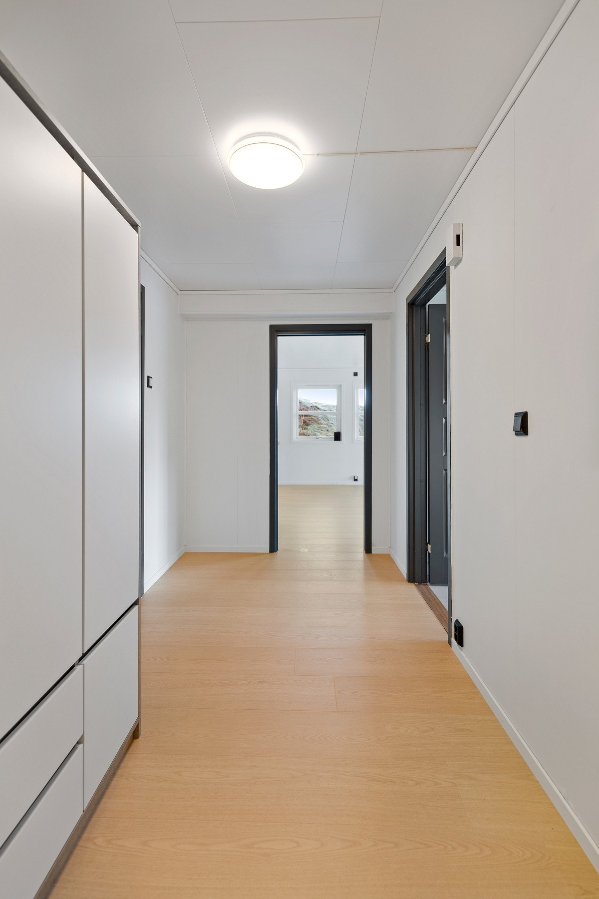 Leiligheten er pusset opp i 2024, og har nye gulvoverflater i alle oppholdsrom, nymalte vegger og tak, og sorte detaljer. Montert garderobeskap i entrèen Galleribilde