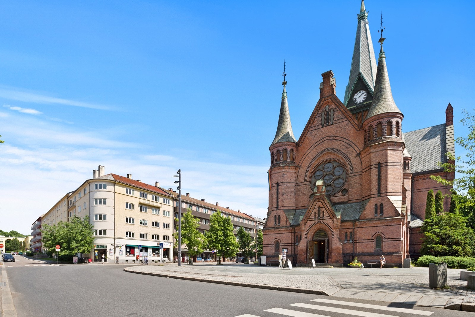 Leiligheten ligger sentralt til på Sagene i Oslo. Her bor man i rolige omgivelser, med alt av servicefasiliteter og offentlig kommunikasjon i umiddelbar nærhet. Galleribilde