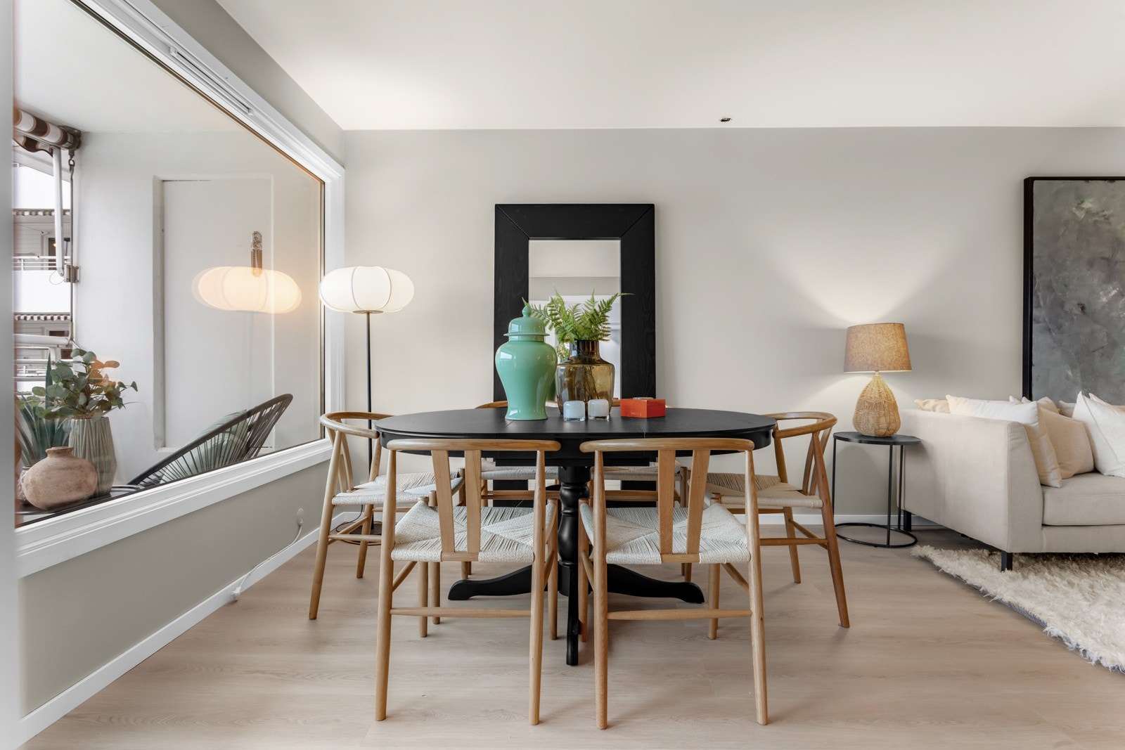 Plass til egen spisesone i stuen. Galleribilde