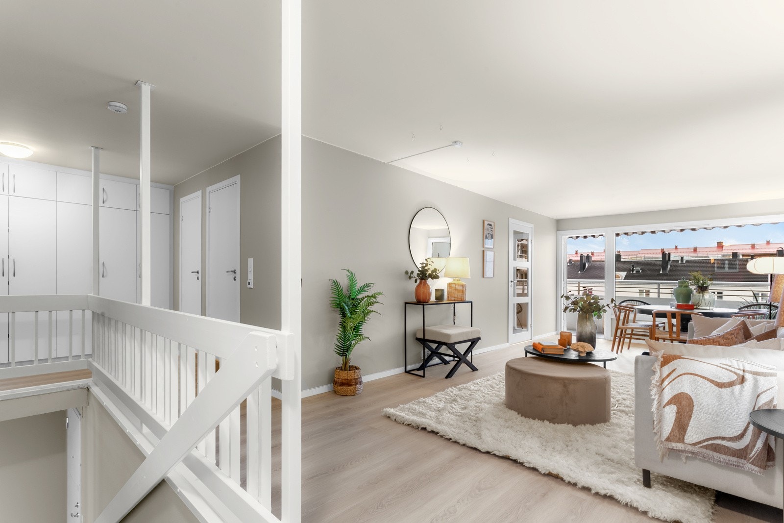 Fra entréen tar du trappene opp til boligens hovedetasje. Galleribilde