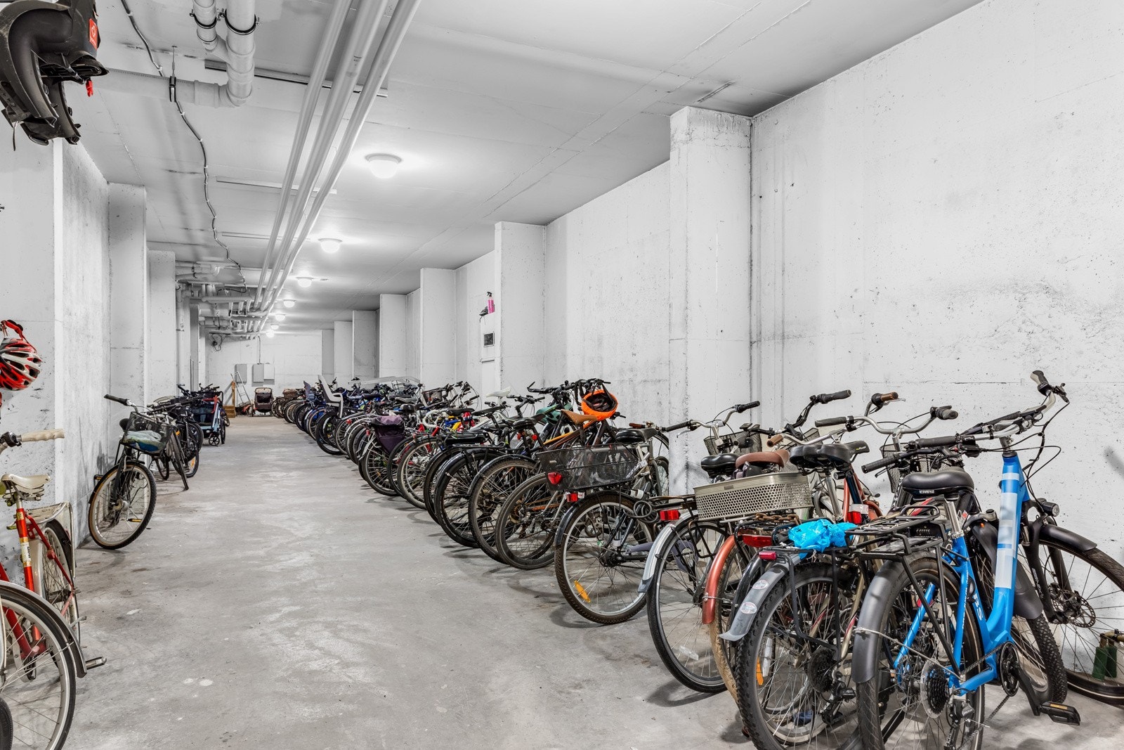 Felles sykkelparkering ved byggets inngangsparti. Galleribilde