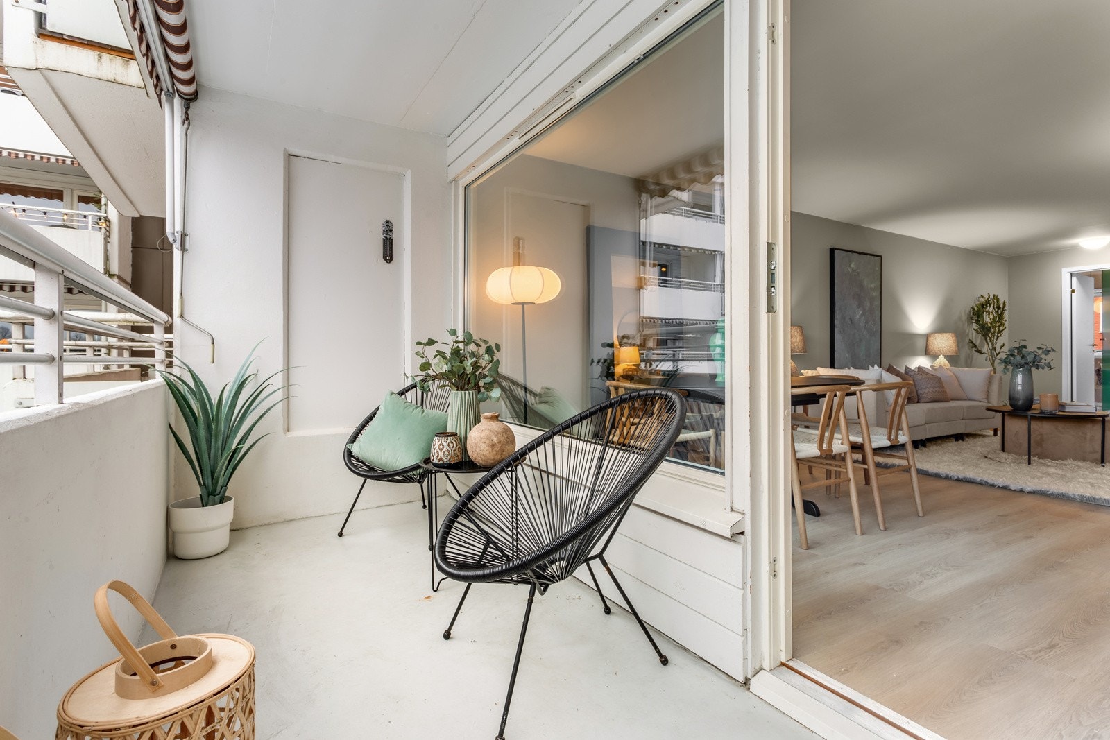 På balkongen har man plass til diverse utemøblement. Galleribilde