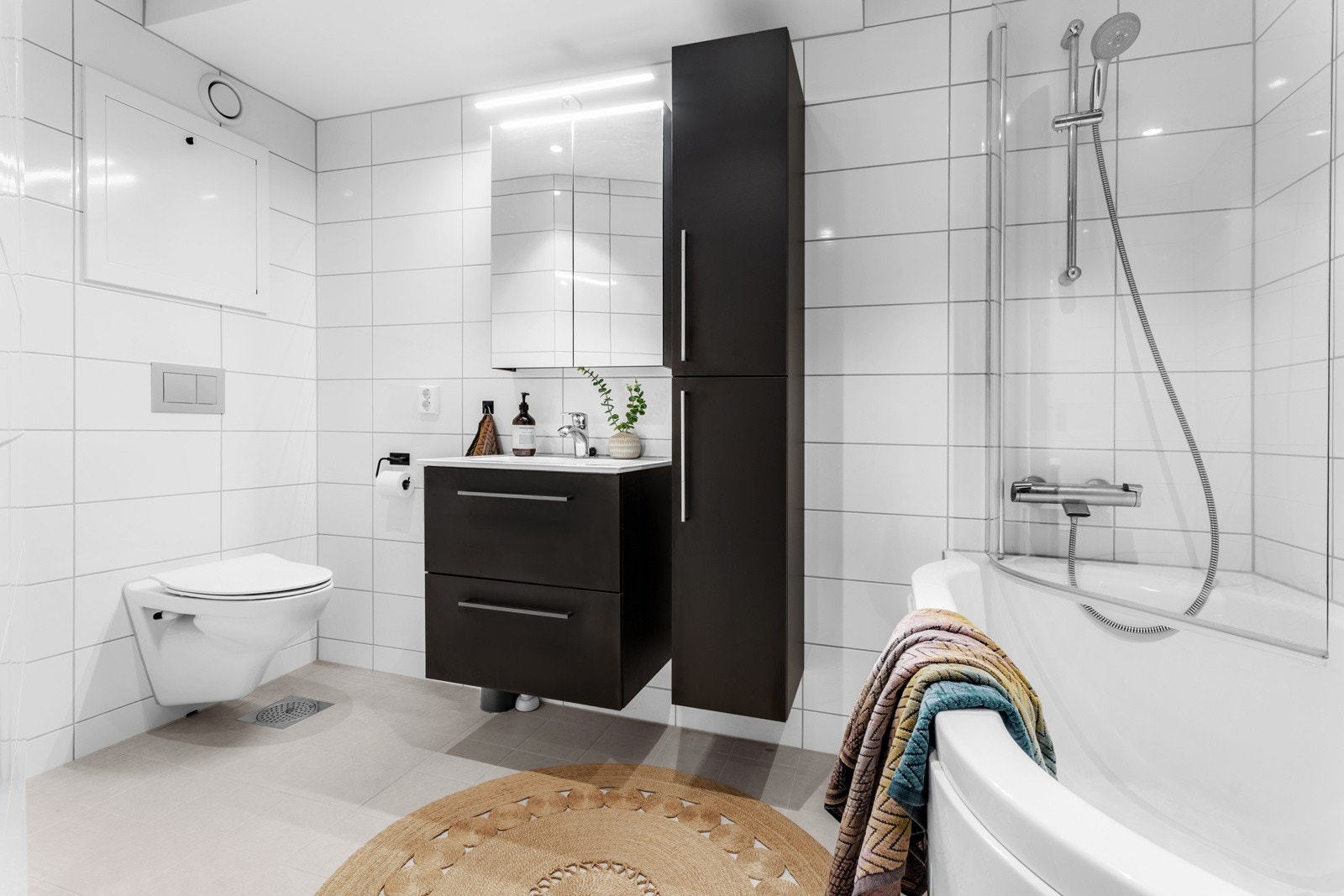 Leiligheten har to bad som begge ble totalrenovert i 2024. Galleribilde