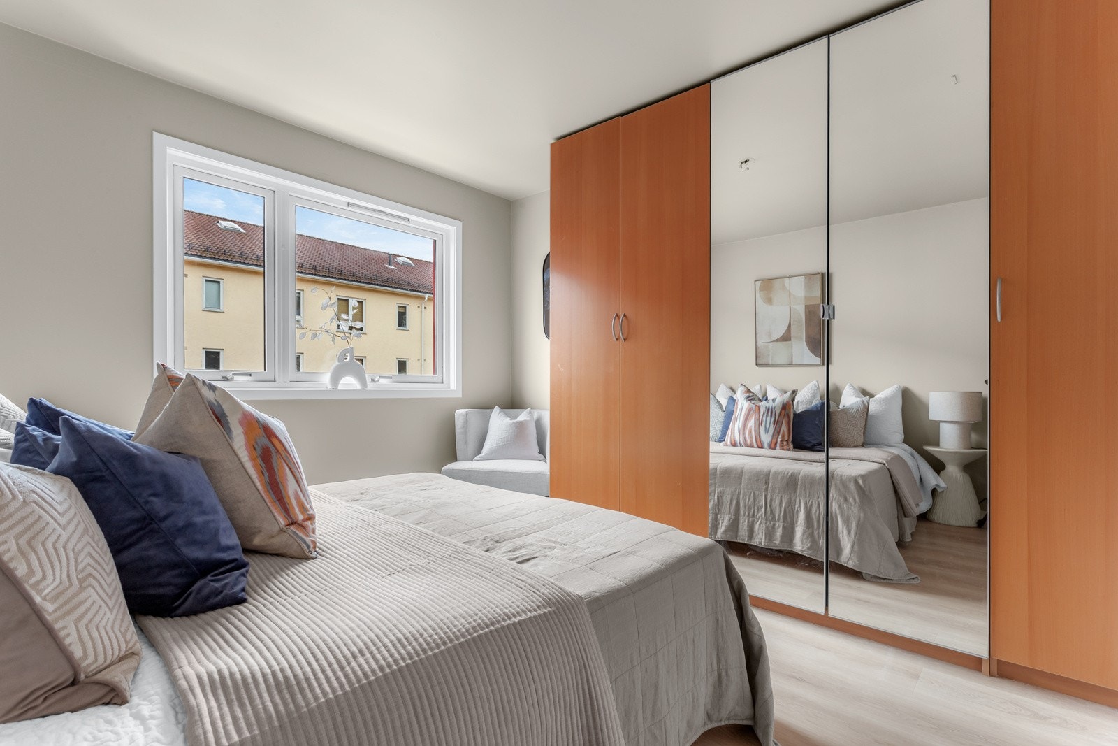 Stort garderobeskap med mye oppbevaringsplass. Galleribilde