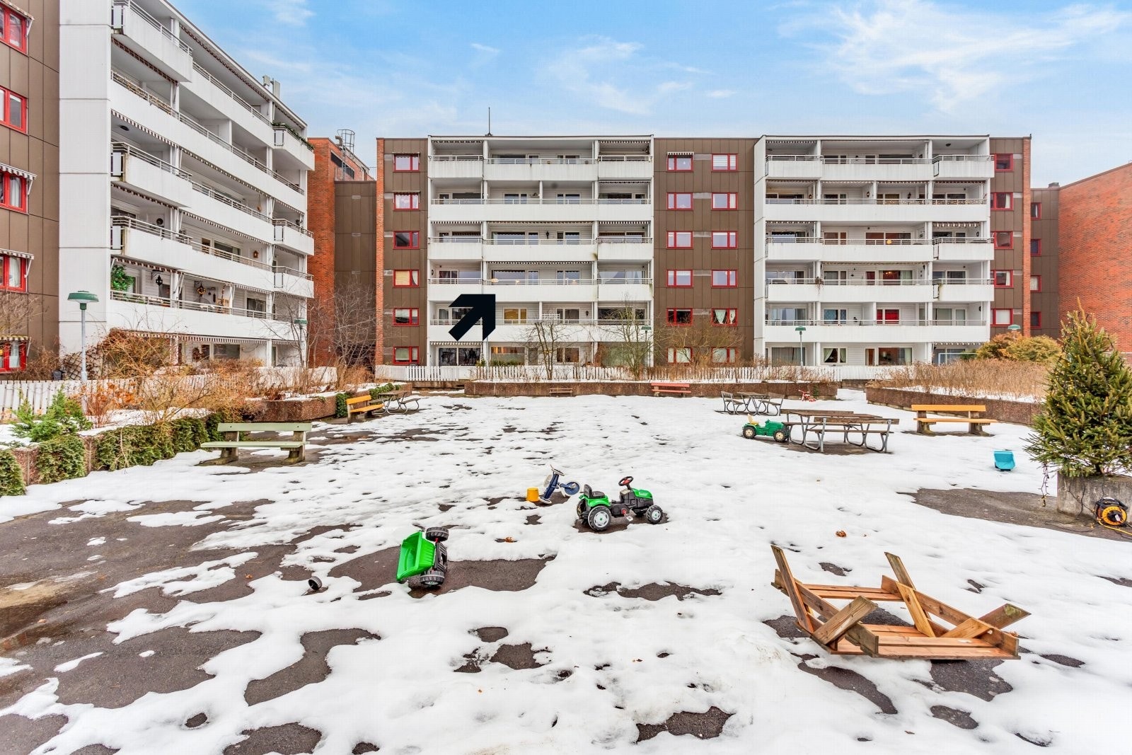 Byggets fasade med pil mot boligen. Galleribilde