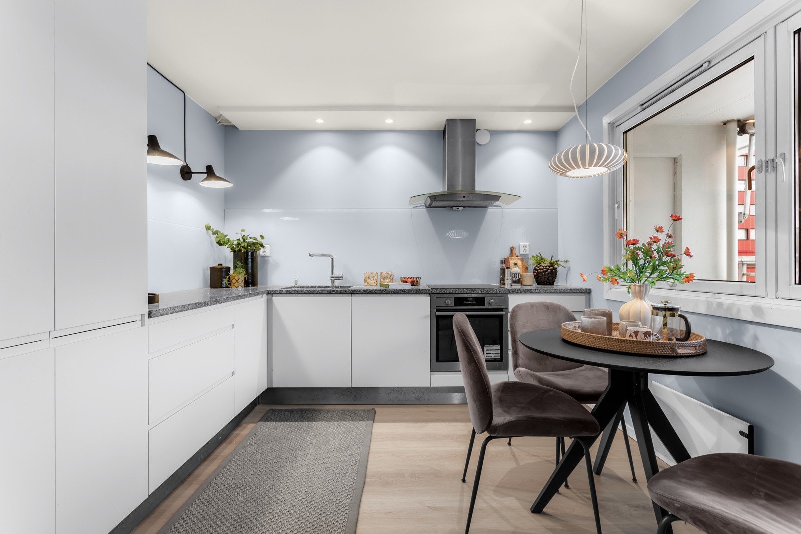 Romslig kjøkken med plass til spisebord. Galleribilde