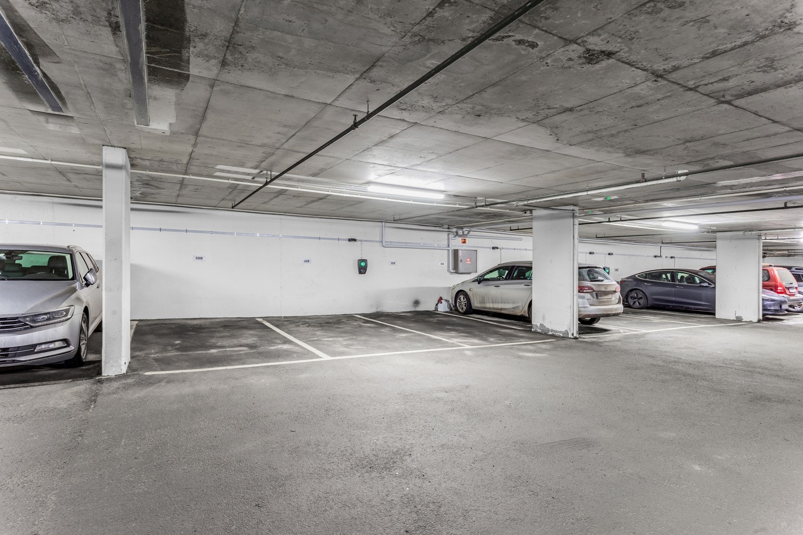 Med boligen følger egen garasjeplass med el-lader. Galleribilde