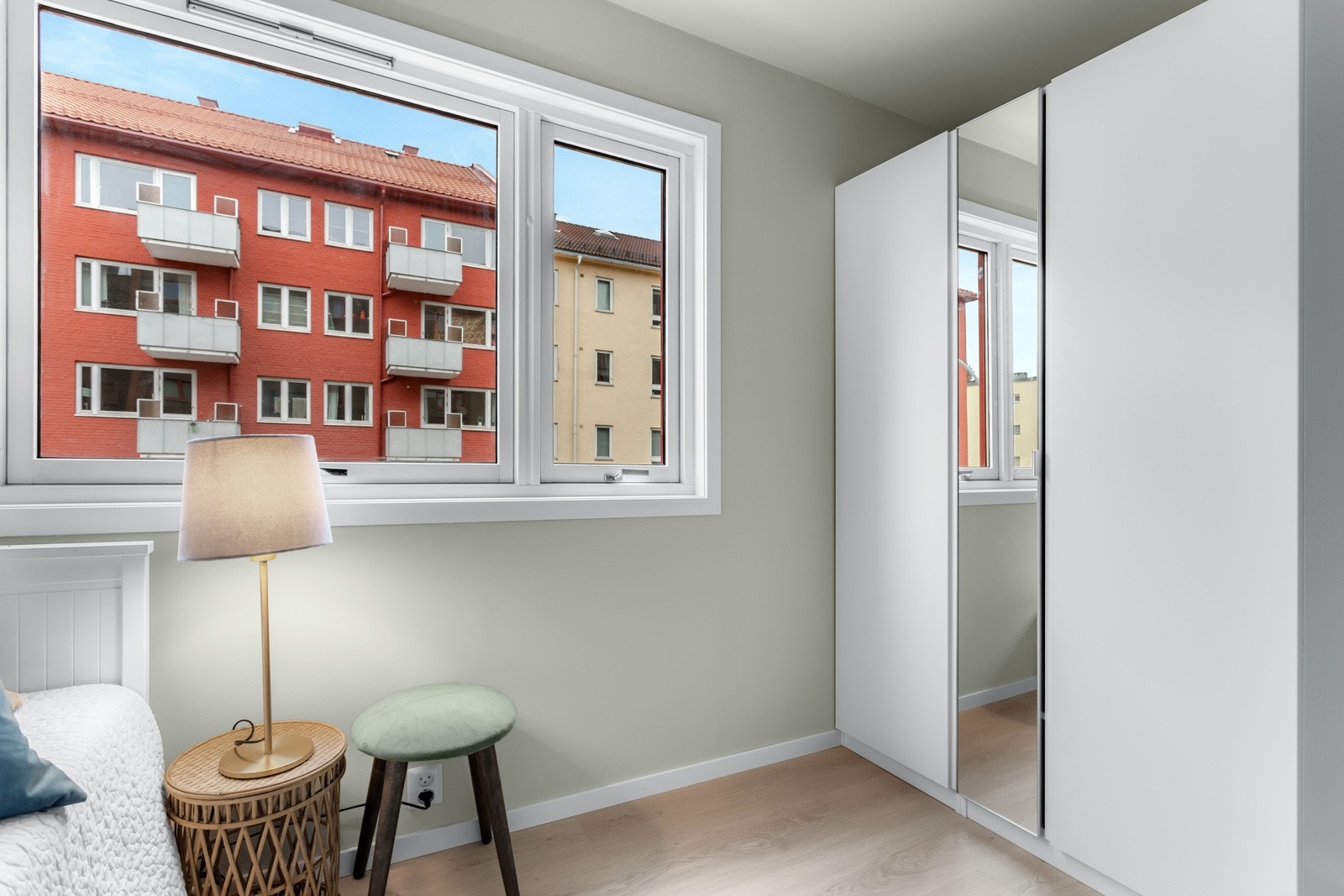 Oppbevaringsplass i garderobeskap som medfølger. Galleribilde