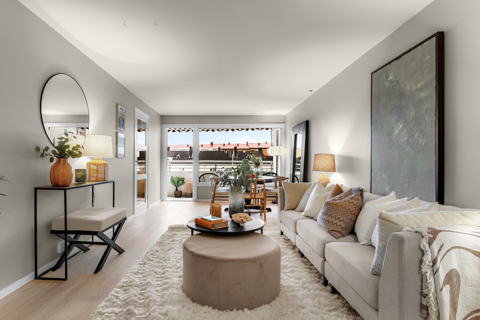 Lys og romslig oppholdsrom med plass til sofa og annet stuemøblement. Galleribilde