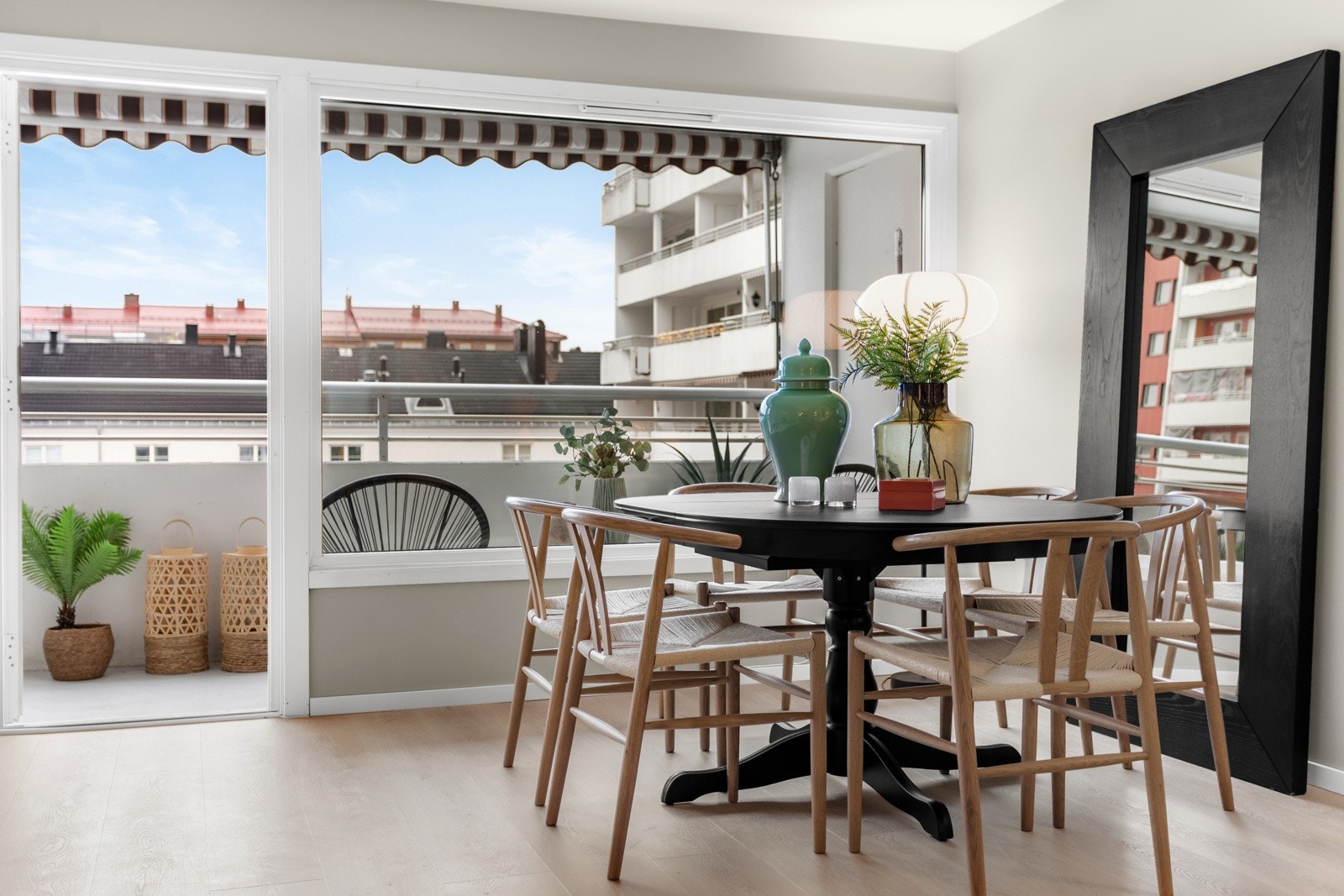 Fra stuen har man utgang til leilighetens balkong. Galleribilde