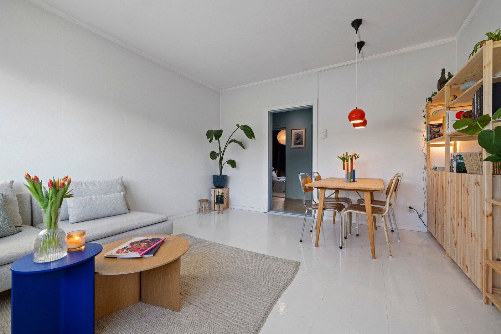 Stuen har god plass til en spisegruppe. Galleribilde