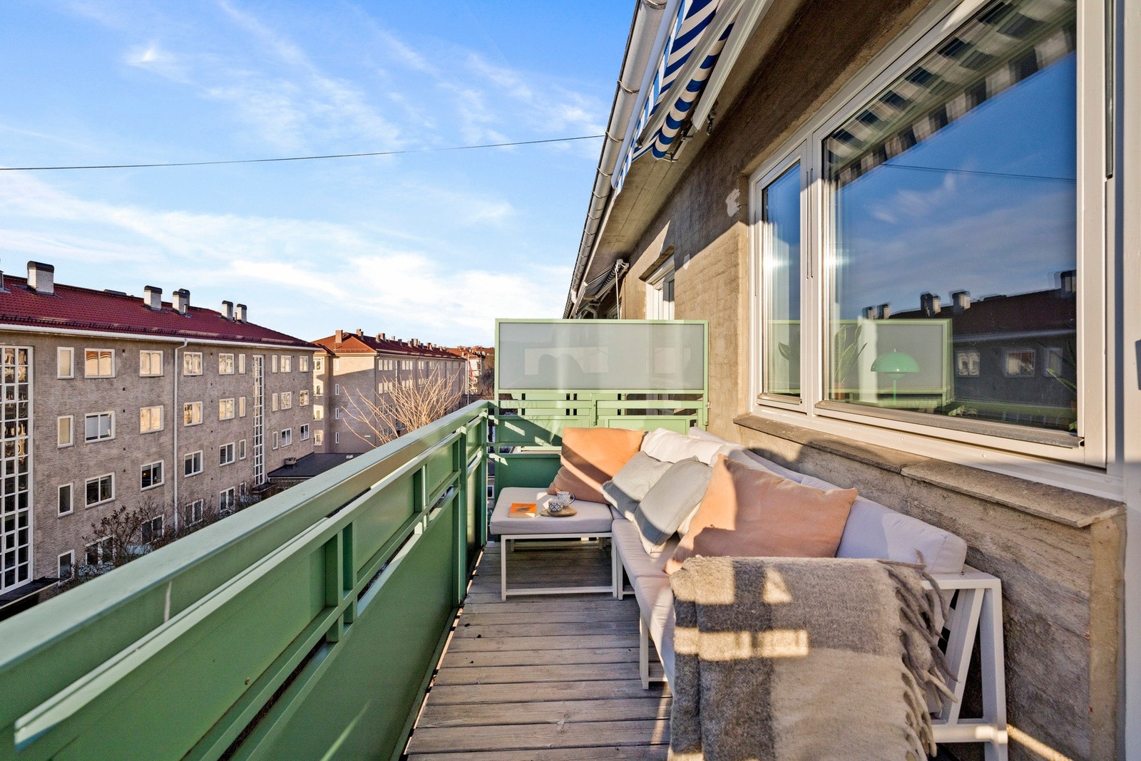 Dette er en lekker og gjennomgående 2-roms med balkong på begge sider! Galleribilde