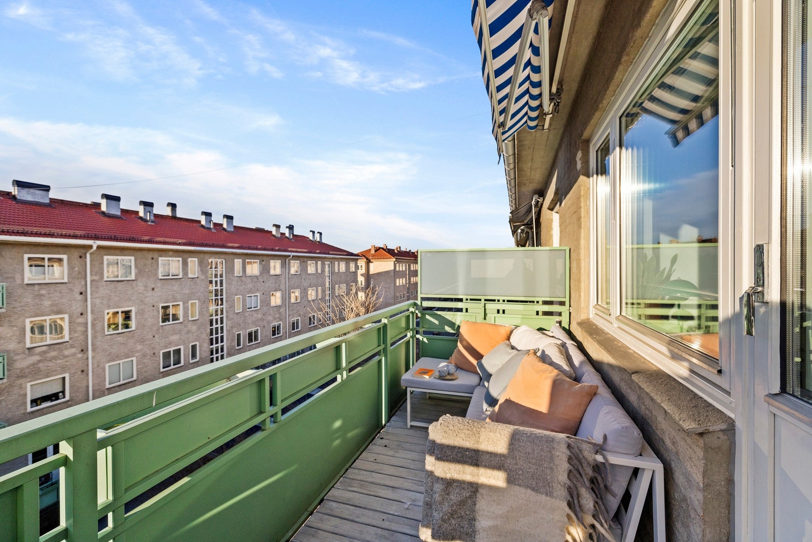 Balkongen er på ca. 5,2 kvm og byr på gode solforhold . Galleribilde