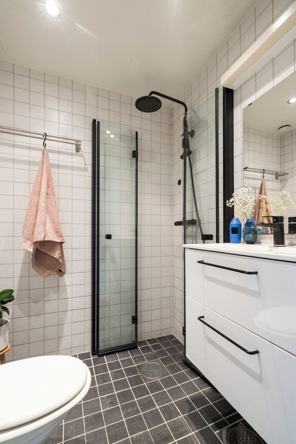 Ihht tidligere prospekt ble badet oppgradert i høsten 2020 med nye dusjdører, servant/servantskap, samt dusjgarnityr. Galleribilde