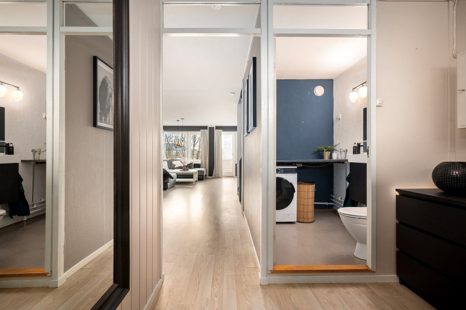 Gang retning stue. Vaskerom med toalett og servant til høyre Galleribilde