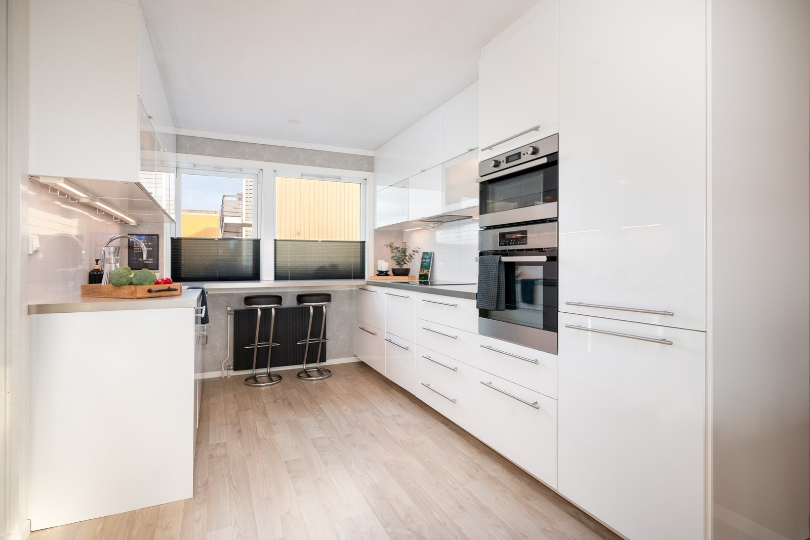 Kjøkkenet har integrerte hvitevarer og god benkeplass. Galleribilde