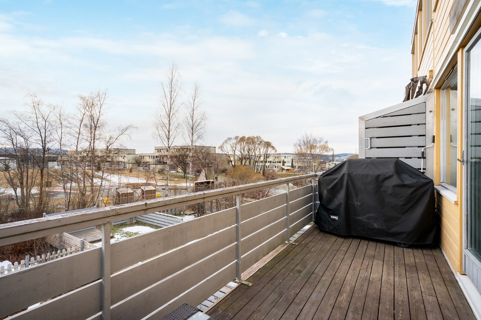 Boligen ligger med perfekt beliggenhet i feltet, med lite gjennomgangstrafikk og innsyn. Selger opplyser om solgang fra ca. kl. 09:00 til 22:00 på sommerstid. Galleribilde