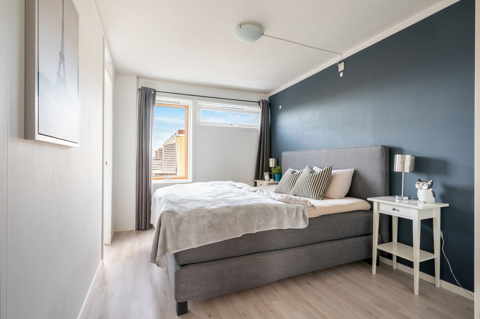 Et av tre soverom på 11,5 kvm med god plass til dobbeltseng av ønsket størrelse, nattbord og garderobeskap. Galleribilde